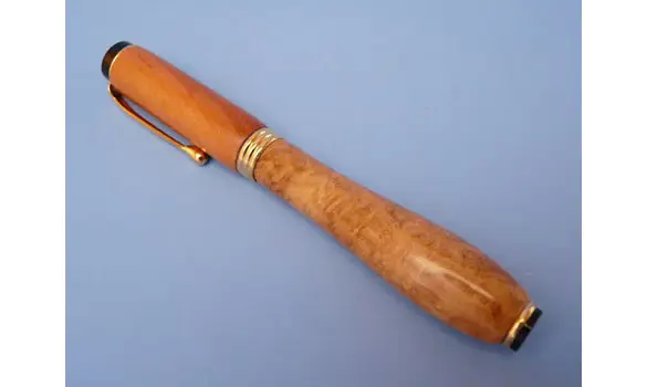 Stylo plume en loupe d'acacia