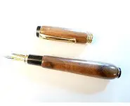 Stylo plume en noyer